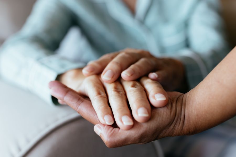 H&aelig;nder holder i h&aring;nd