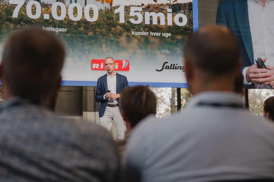 Anders Hagh på scenen til E-handelskonferencen