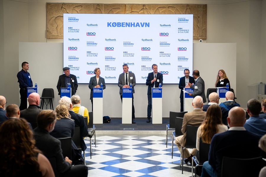 Billede af lokalpolitiske kandidater i en paneldebat