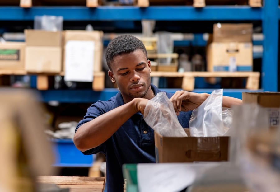 Medarbejder på lager med varer