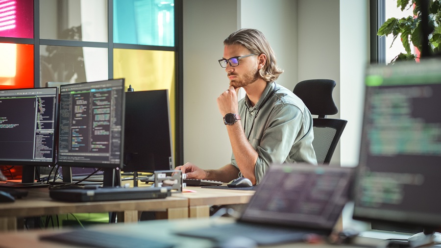mand arbejder med AI p&aring; computer
