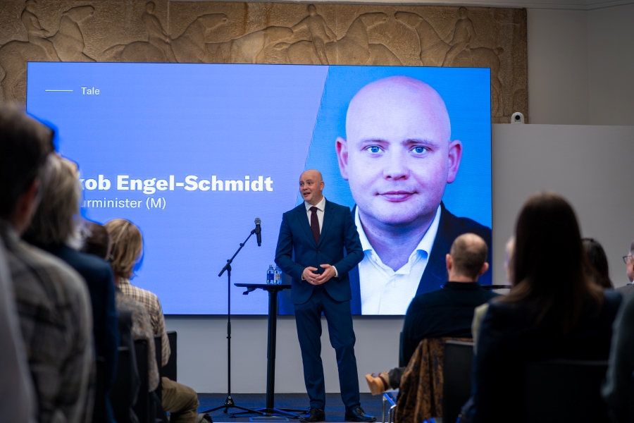 Ministeren holder tale