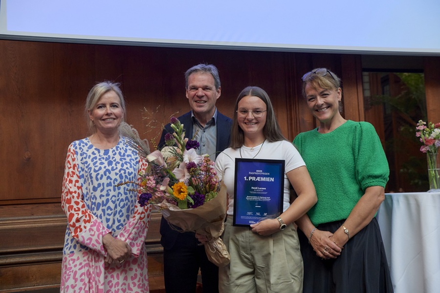 Heide Larsen på scenen for at modtage Fagprøveprisen
