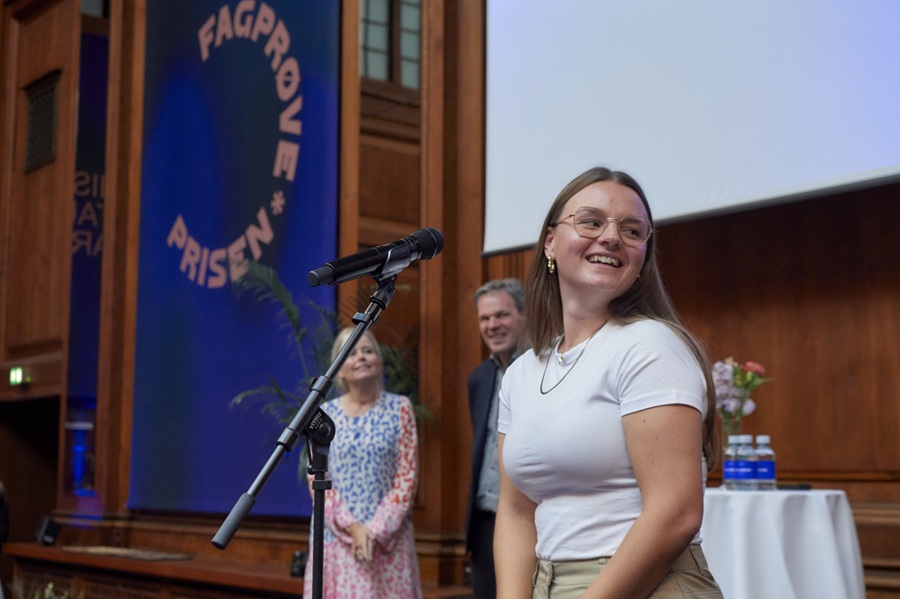 En overrasket Heidi modtager Fagprøveprisen 2025