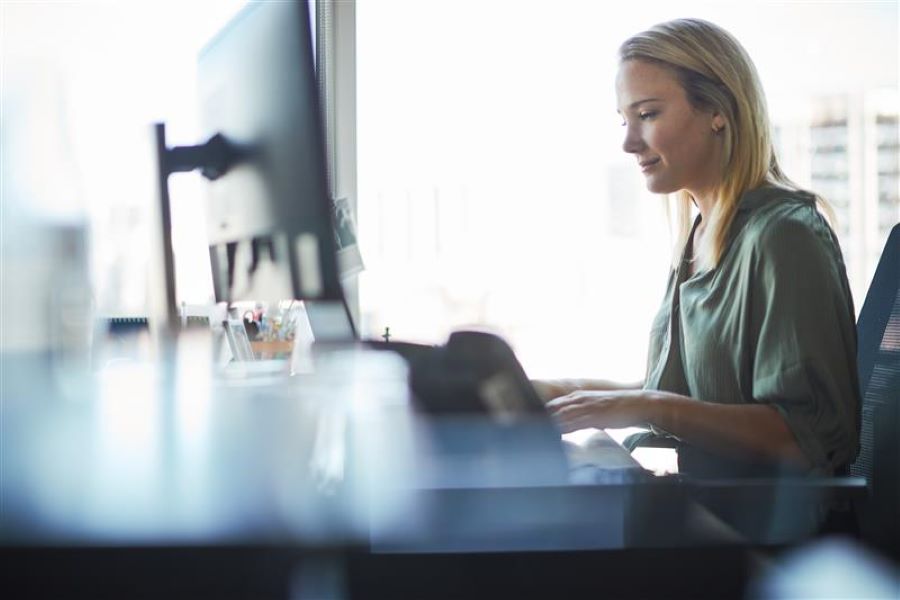 Billede af dame ved computer