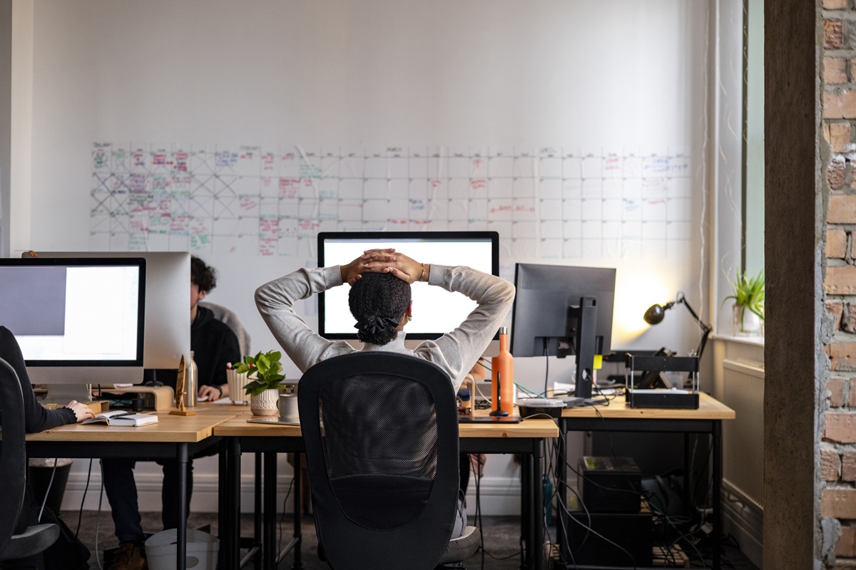 kvinde-kontor-ondt-i-ryggen-1200.jpg