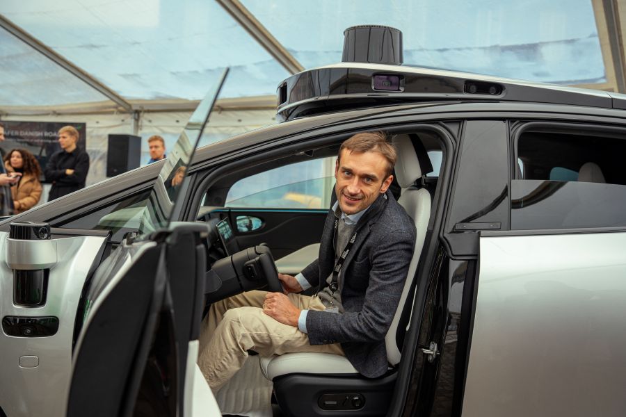 Teddy Becher sidder i selvkørende bil 