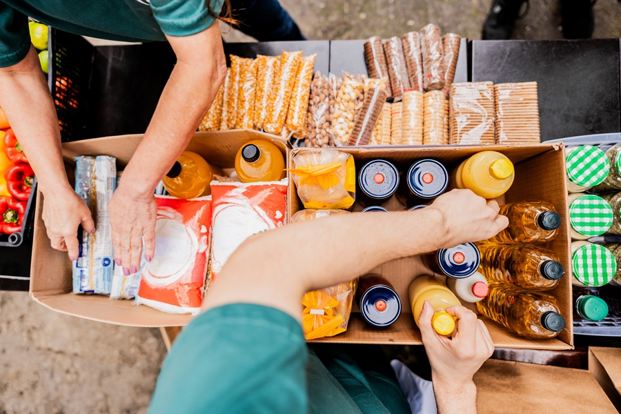 Billede af to personer, der pakker mad ned i papkasser