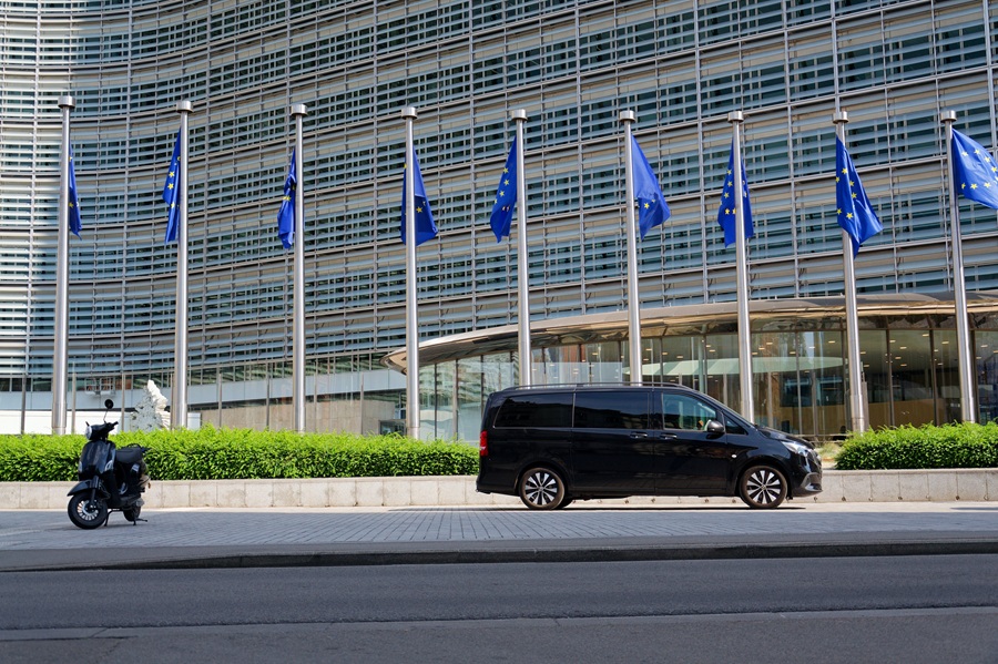 Billede af EU-parlamentet med bil holdende ude foran