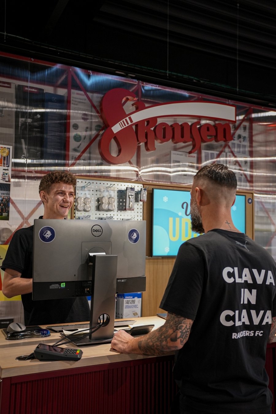 Mikkel tager imod i kassen hos Skousen