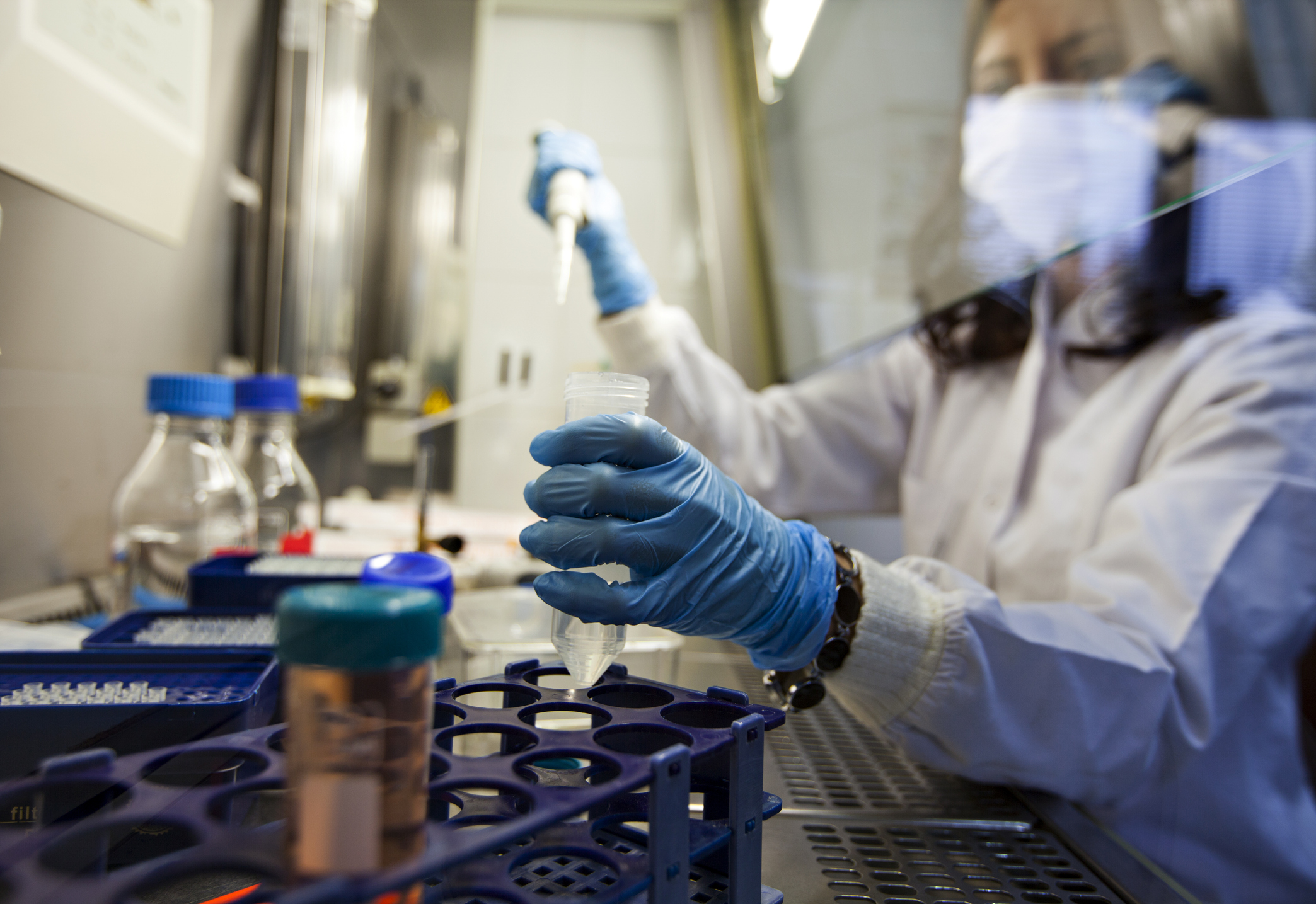 Kvinde i laboratorie