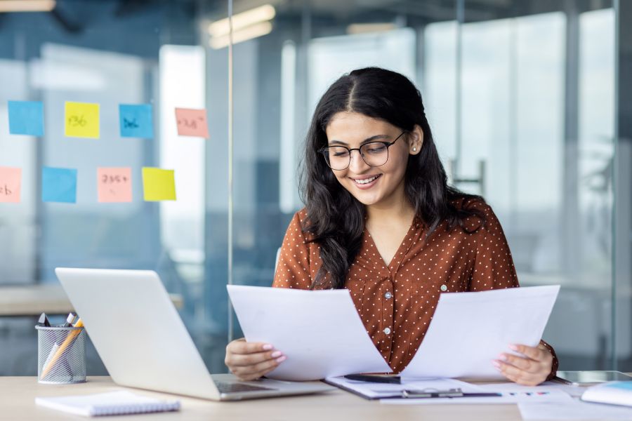 Kvinde som arbejder med marketing sidder ved computer