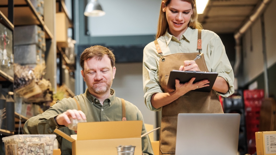 to ansatte på et lager