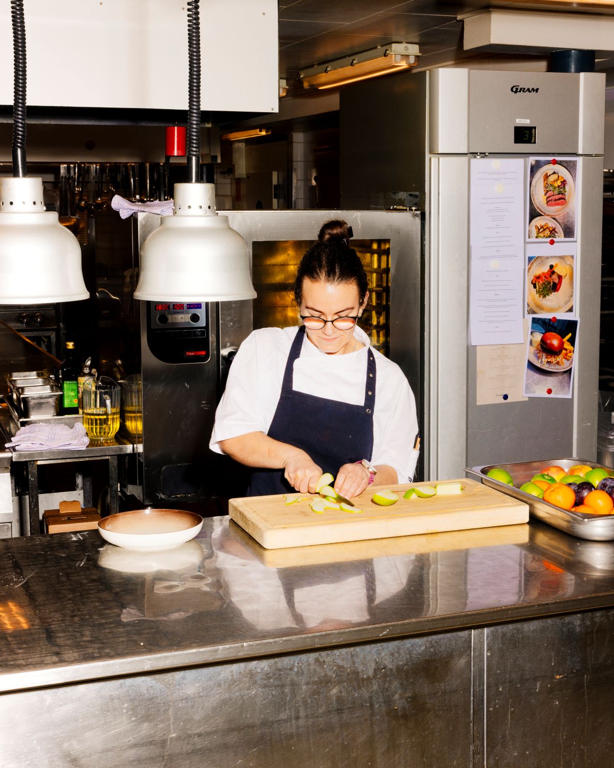 Fjordgaarden-ansat-i-restaurant