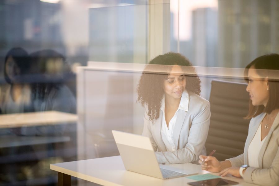 Kvinder ved computer