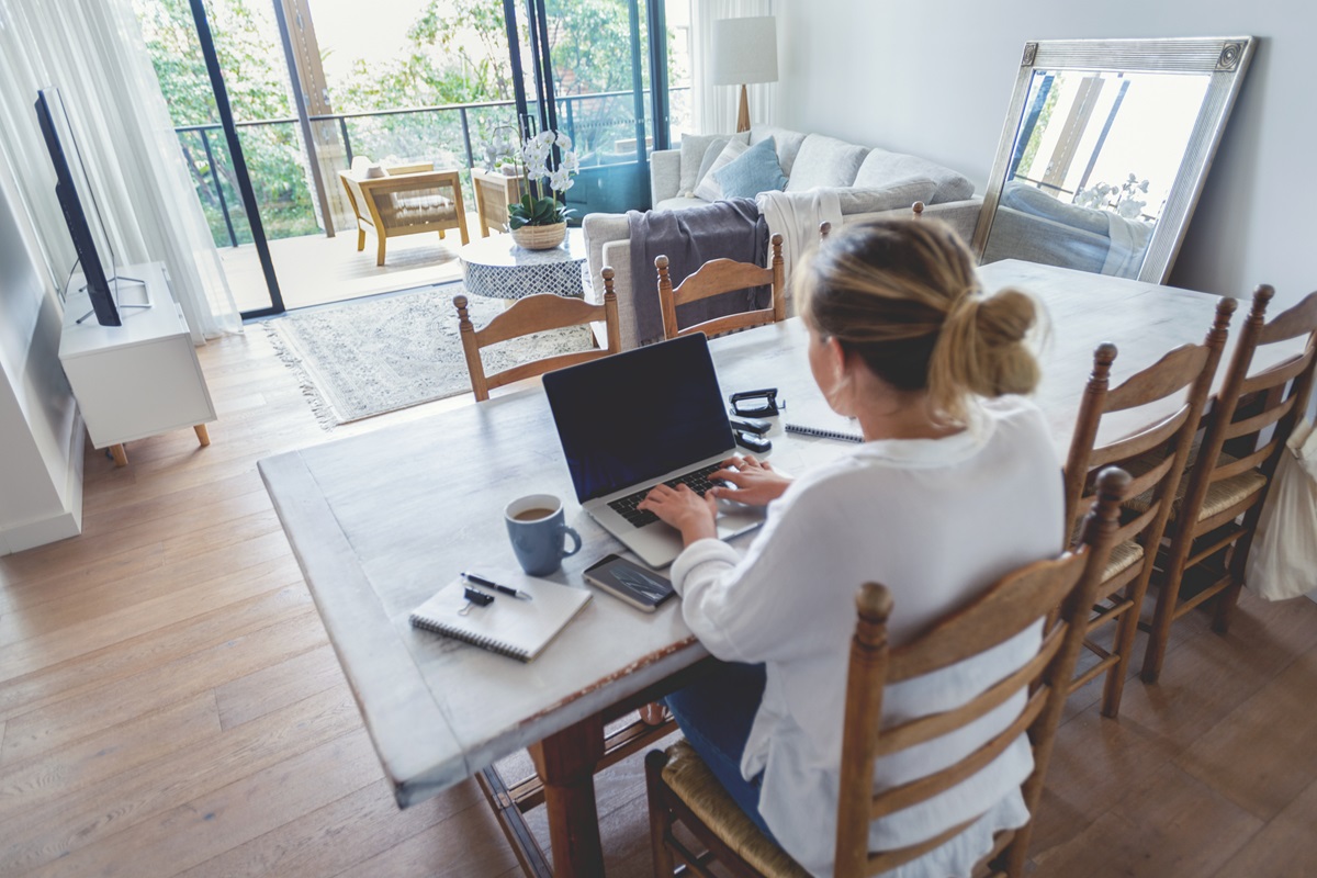 hjemmearbejde-kvinde-skrivebord-1200.jpg